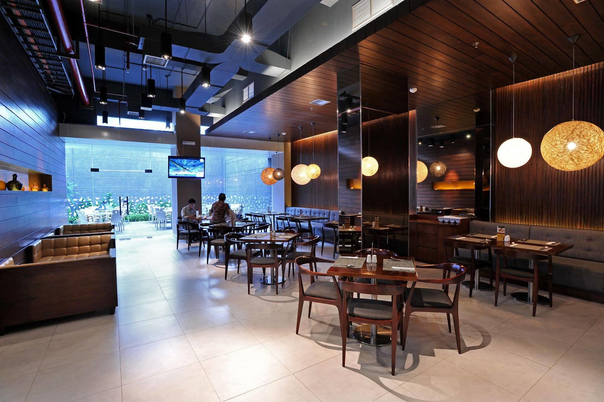 Midtown Hotel Surabaya Exterior foto